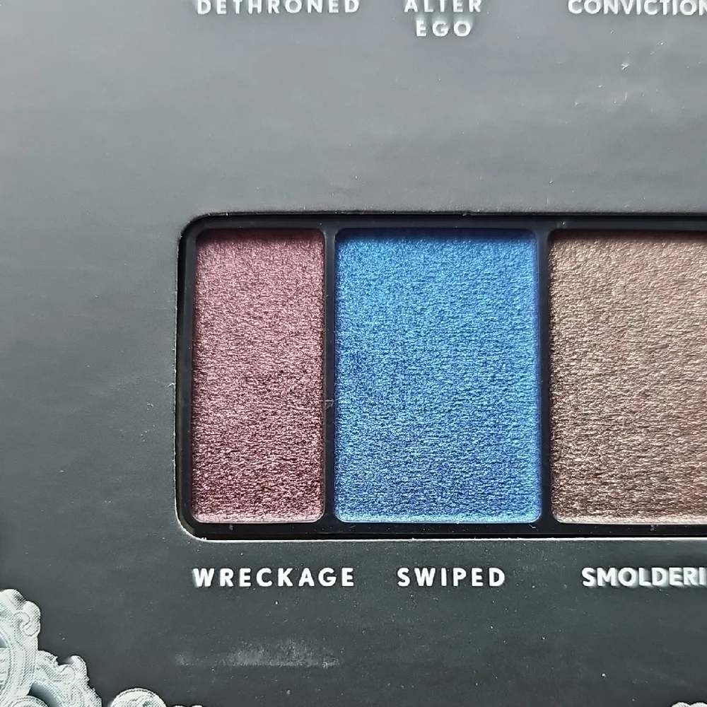 New COVERGIRL Overthrown Eyeshadow Palette Royalty Collection Queen Smokey Eye